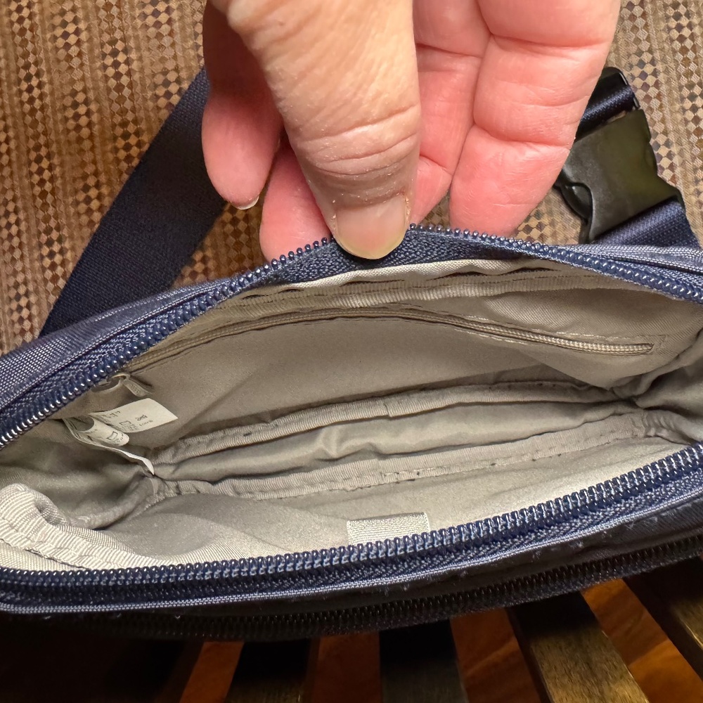 Baggallini "Modern Belt Bag / Sling Bag" Classic Navy  Like New! - Picture 8 of 9